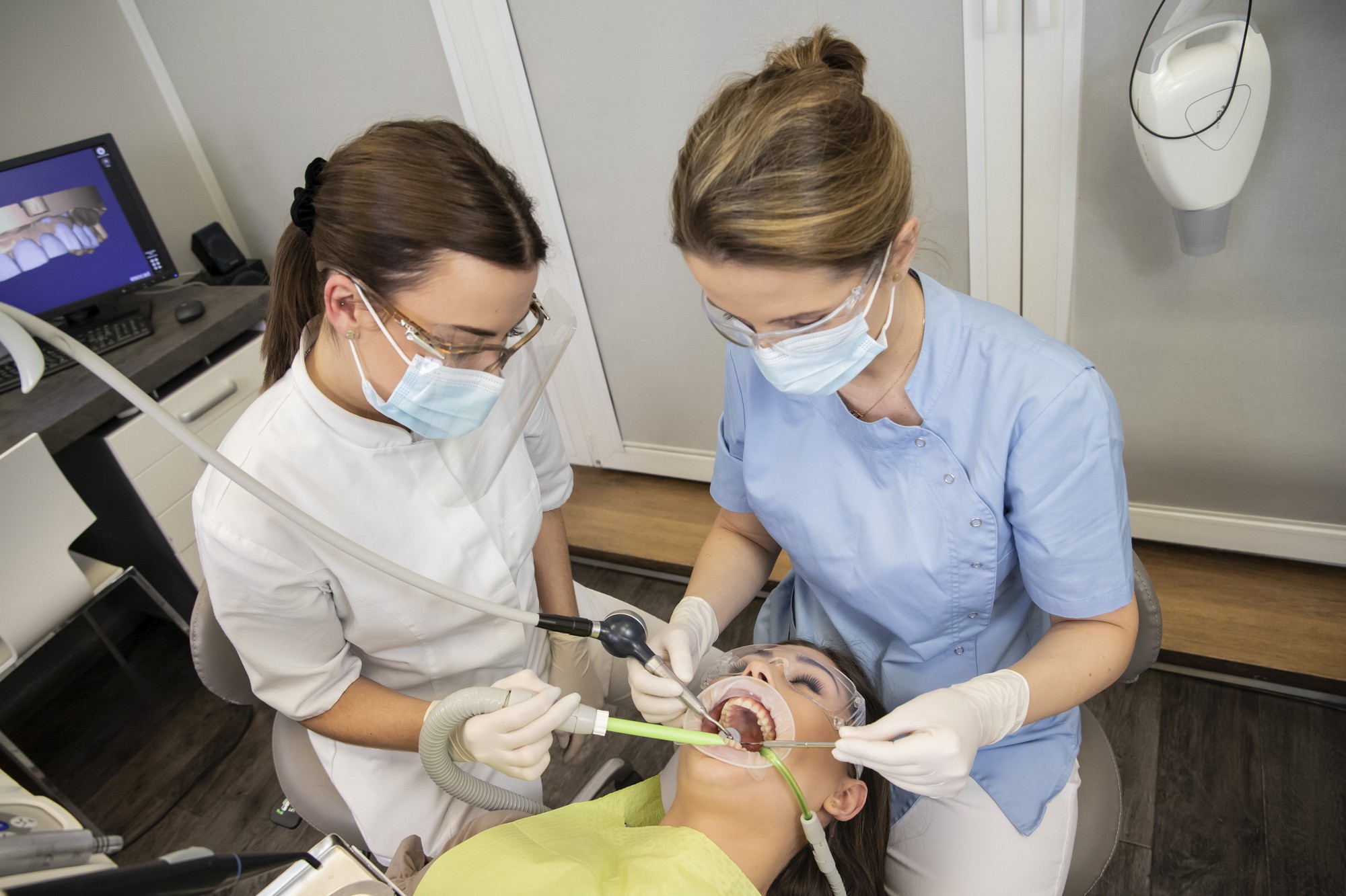 Piaskowanie zębów w Łodzi to obok skalingu kamienia nazębnego najważniejsza procedura higienizacji zębów.