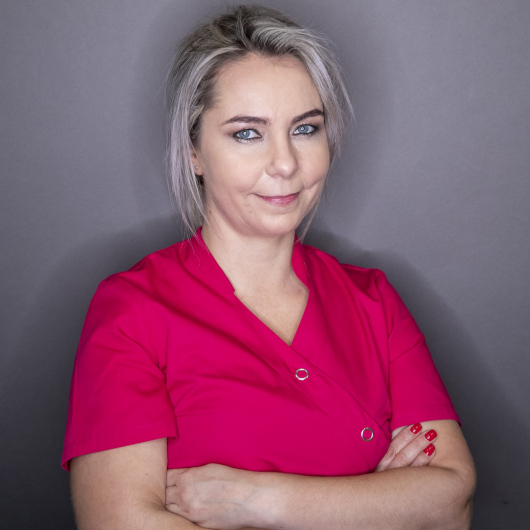 Aleksandra Brylikowska to stomatolog z Łodzi, którą pasjonuje leczenie kanałowe oraz anatomiczne wypełnienia kompozytowe.