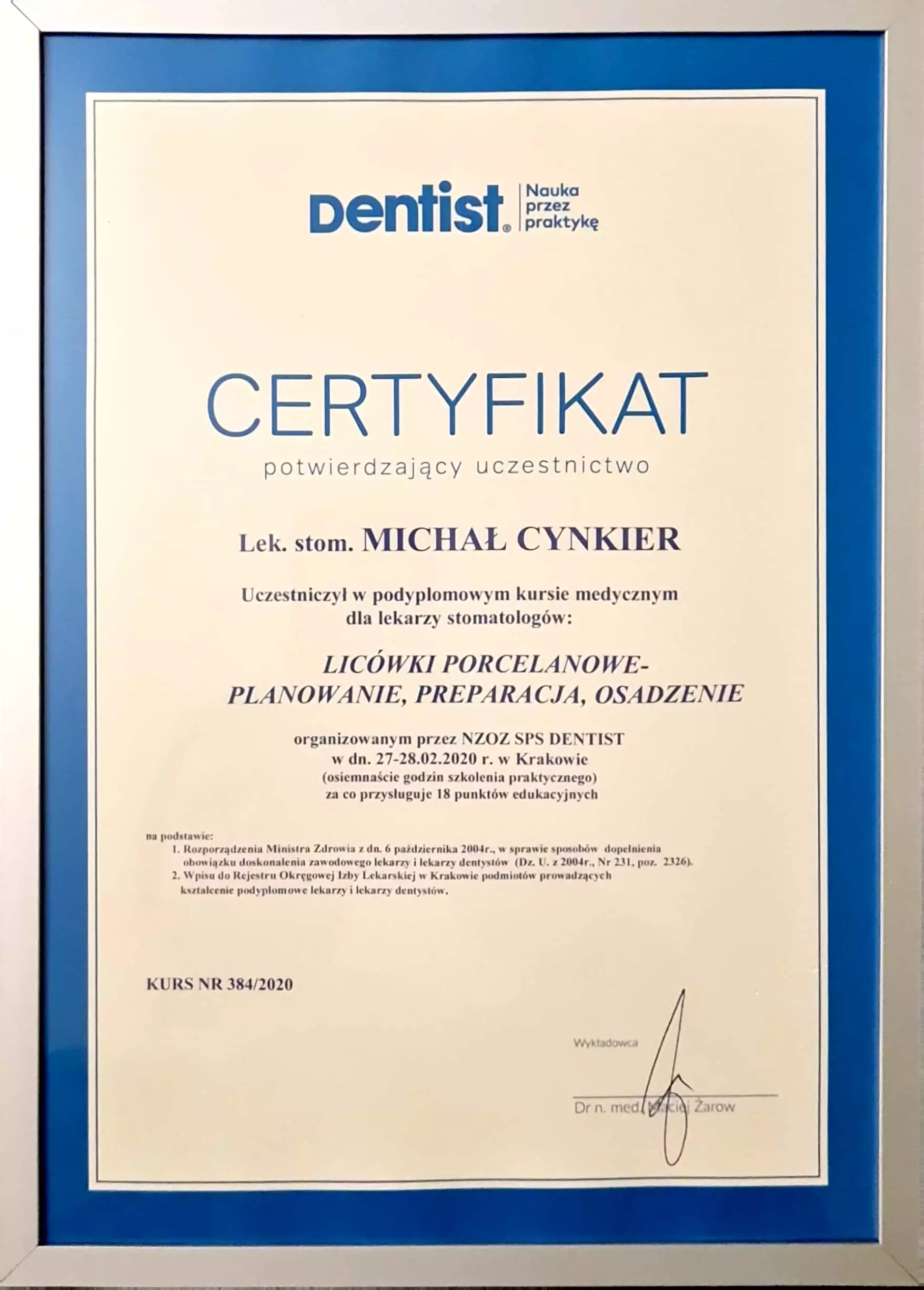 Certyfikat Michała Cynkiera z kursu licówki porcelanowe potwierdza umiejętności dentysty.
