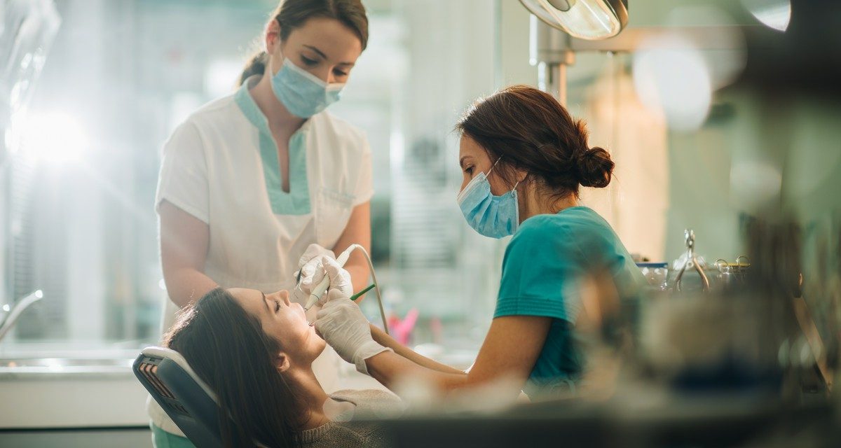 Kiedy warto zdecydować się na konsultację z chirurgiem stomatologicznym?